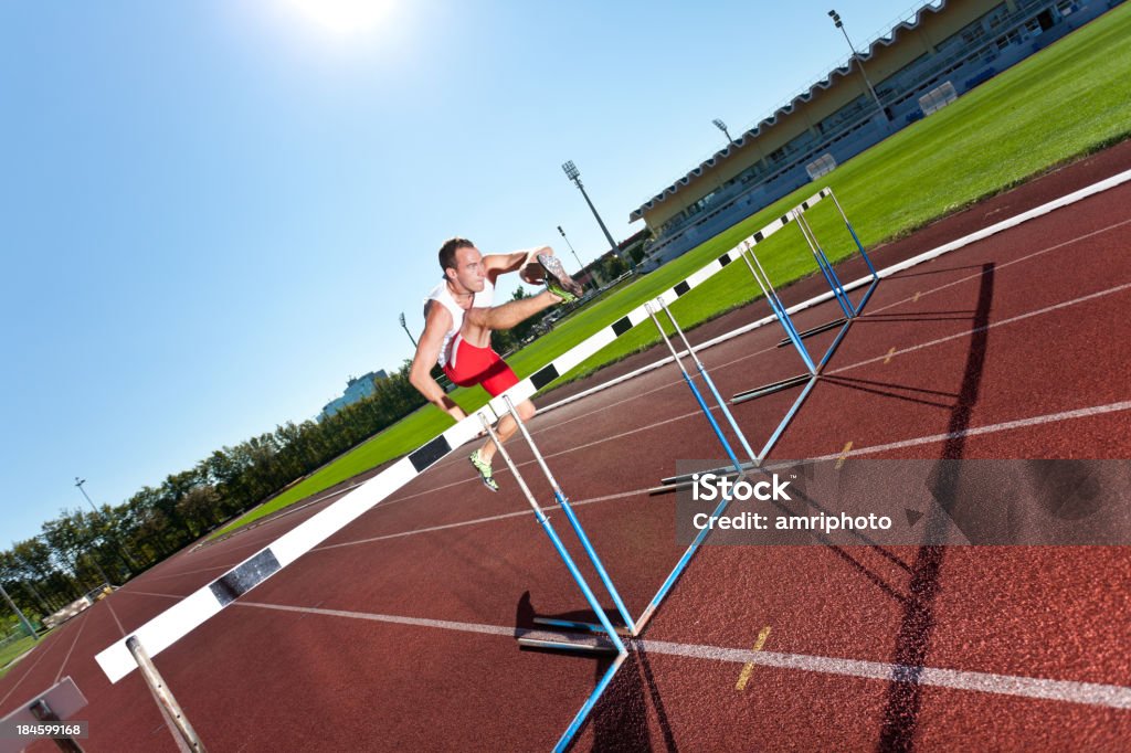 Homem, sobre obstáculo - Foto de stock de Adulto royalty-free