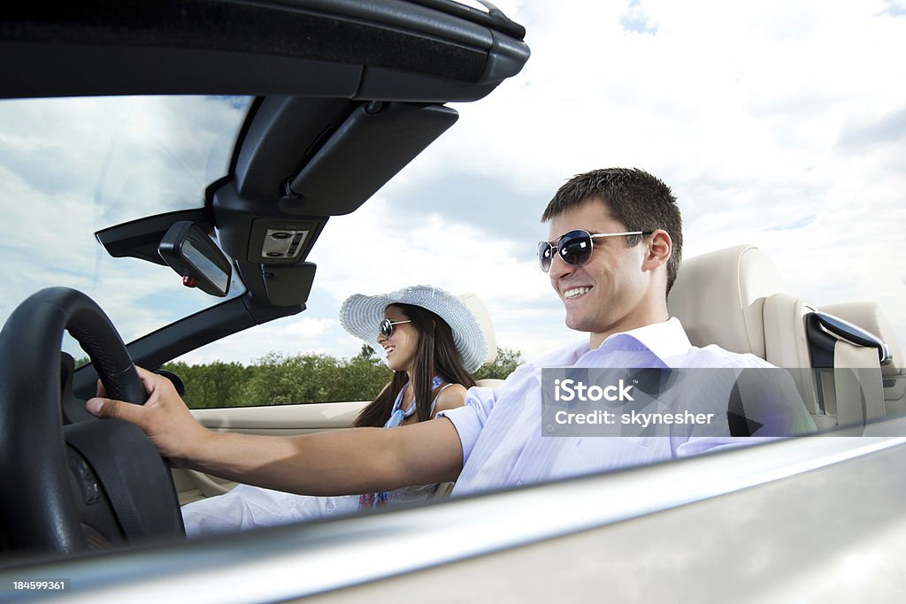 Beau couple assis dans sa voiture décapotable voiture. - Photo de Adulte libre de droits