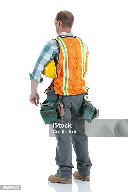 Vista Posterior De Un Trabajador Manual Con Casco Duro Foto de stock y más banco de imágenes de Trabajador de construcción