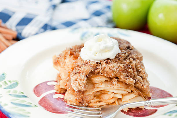 crumble di mele con gelato - apple pie apple baked cinnamon foto e immagini stock