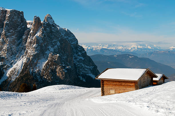 hut nas dolomitas - high seat - fotografias e filmes do acervo