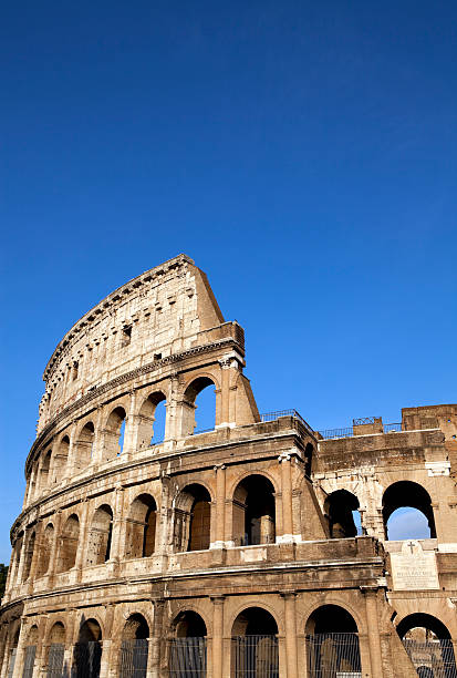 colloseum rome, italie - light nobody coliseum vertical photos et images de collection