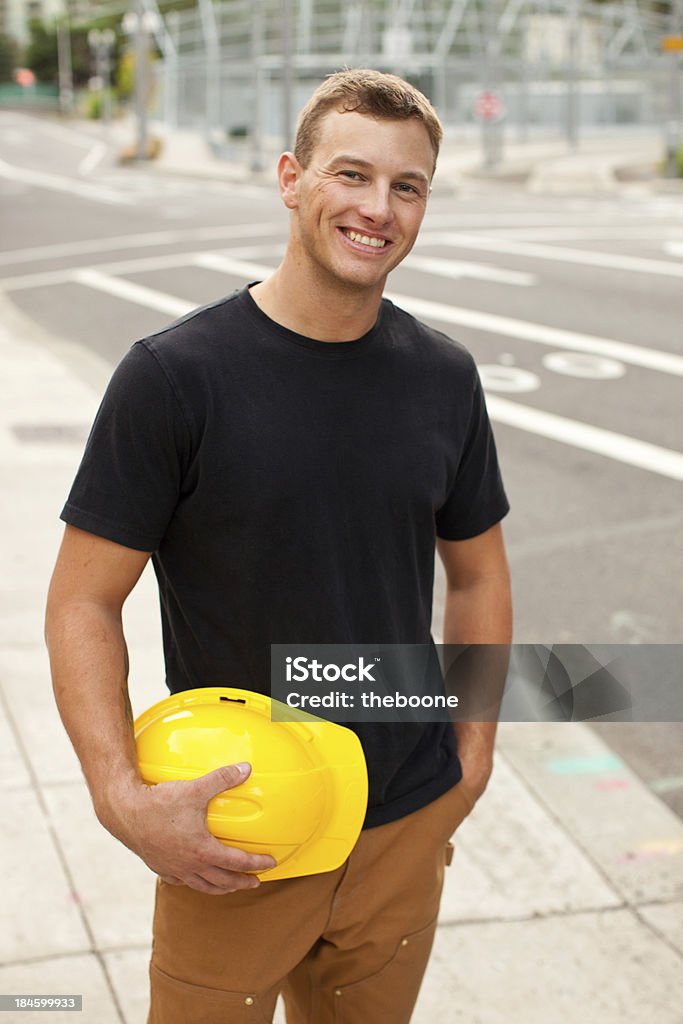 Este hombre joven trabajador de construcción - Foto de stock de 35-39 años libre de derechos