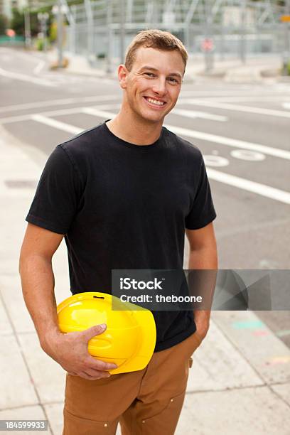 Este Hombre Joven Trabajador De Construcción Foto de stock y más banco de imágenes de 35-39 años - 35-39 años, 40-44 años, 45-49 años