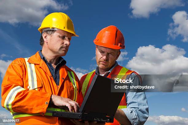 Computer Überprüfen Stockfoto und mehr Bilder von Arbeiter - Arbeiter, Architekturberuf, Bauarbeiter