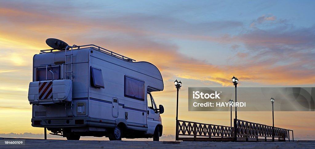 Caravan na drodze na zachód słońca - Zbiór zdjęć royalty-free (Samochód turystyczny)