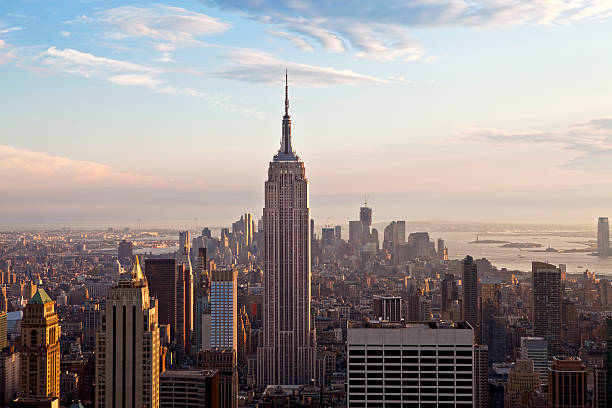 empire state building et le quartier de midtown - overcast day new york city manhattan photos et images de collection