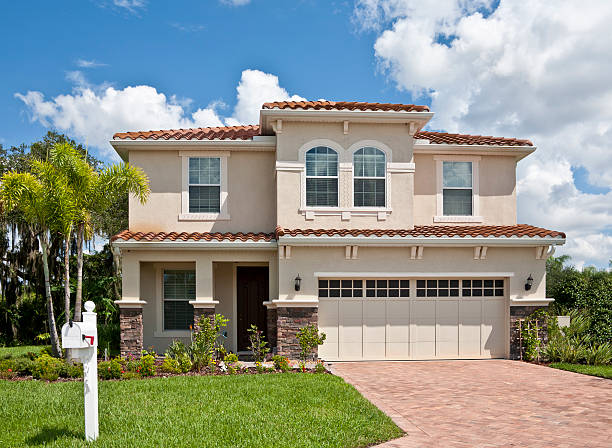 New Home "New home with palm trees, front lawn, driveway and mailbox." beautifull vacational rental homes stock pictures, royalty-free photos & images