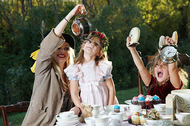 alice no país das maravilhas festa de chá - bizarre hatter alice in wonderland tea party imagens e fotografias de stock