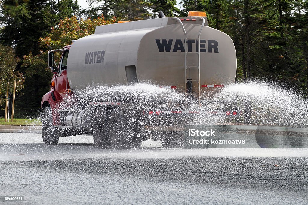 水のトラック - 放水車のロイヤリティフリーストックフォト