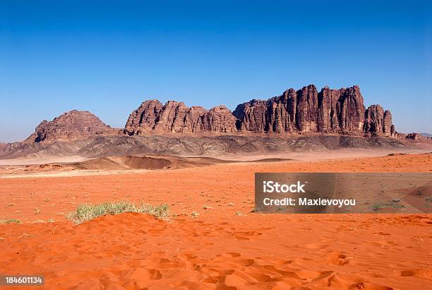 Wadi Rum Foto de stock y más banco de imágenes de Jordania - Jordania, Wadi Rum, Lecho del río