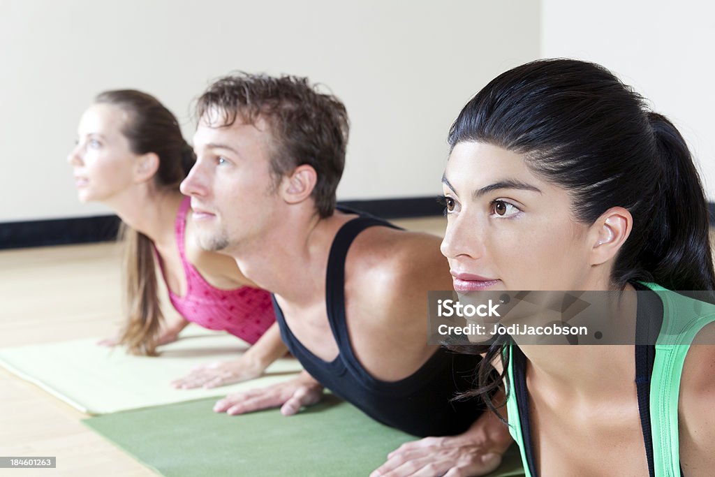 Оздоровительный центр: Счастливый Свободная мужчин и женщин в Йога класс - Стоковые фото Активный образ жизни роялти-фри