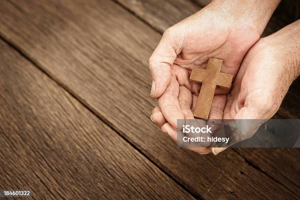 Einfachen Faithhölzerne Kreuz Stockfoto und mehr Bilder von Kreuz - Form - Kreuz - Form, Kreuz - religiöses Symbol, Holz