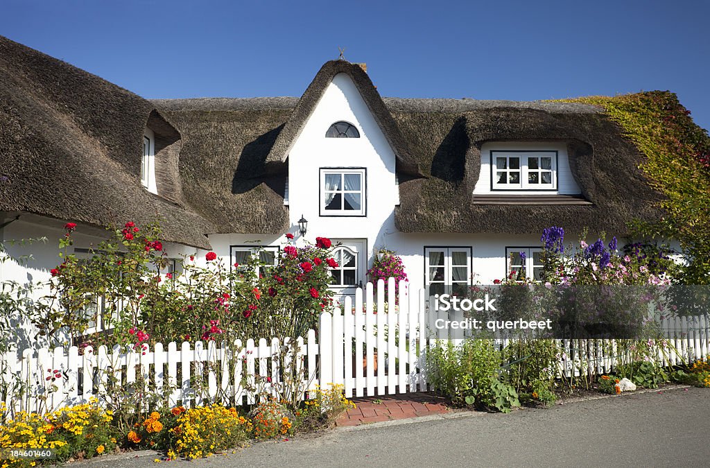 Cottage mit Strohdach Stroh auf dem Dach - Lizenzfrei Wohnhaus Stock-Foto