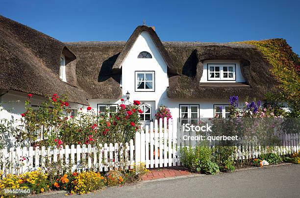 Cottage Mit Strohdach Stroh Auf Dem Dach Stockfoto und mehr Bilder von Wohnhaus - Wohnhaus, Strohdach, Deutschland