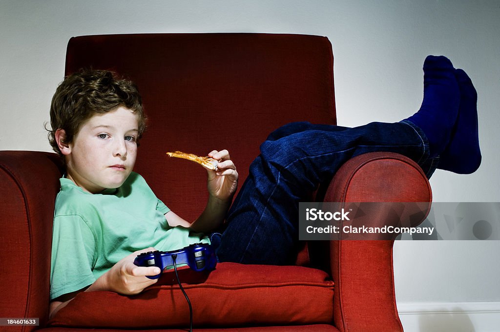 Entediado Couch Potato menino comer Junk Food - Foto de stock de Alimentação Não-saudável royalty-free