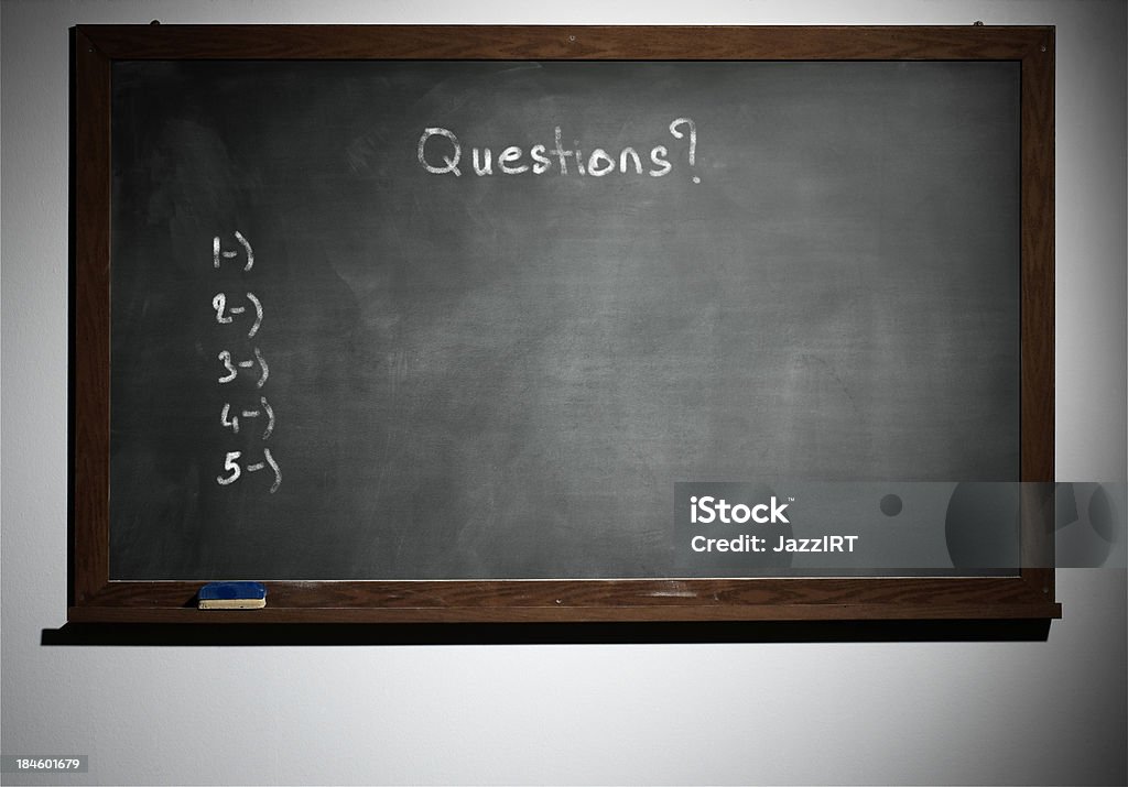 A escola bordo e giz de perguntas abertas - Foto de stock de Aprender royalty-free