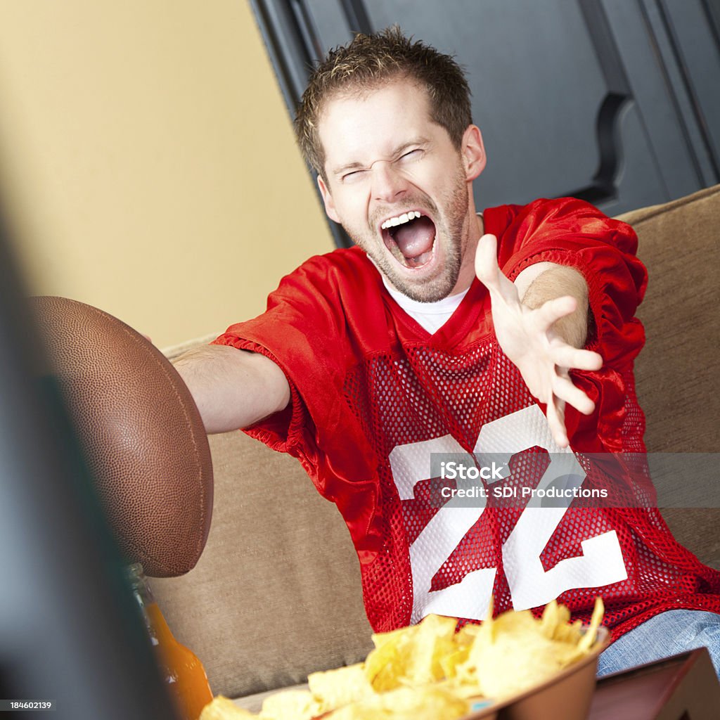 Super entusiasti tifosi tifo alla partita in TV - Foto stock royalty-free di Patatine di mais