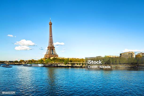 Torre Eiffel Em Paris França - Fotografias de stock e mais imagens de Grande - Grande, Paris - França, Alto - Descrição Física