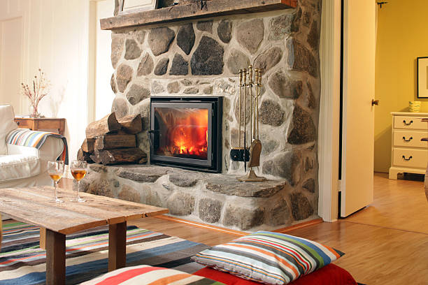 cabana de madeira lareira - architectural feature fireplace home interior showcase interior imagens e fotografias de stock