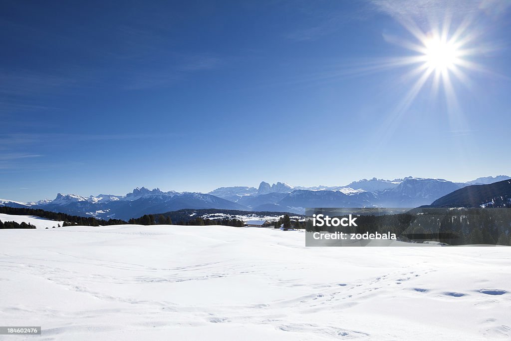 Paisagem de neve com céu azul e sol - Foto de stock de Alpes europeus royalty-free