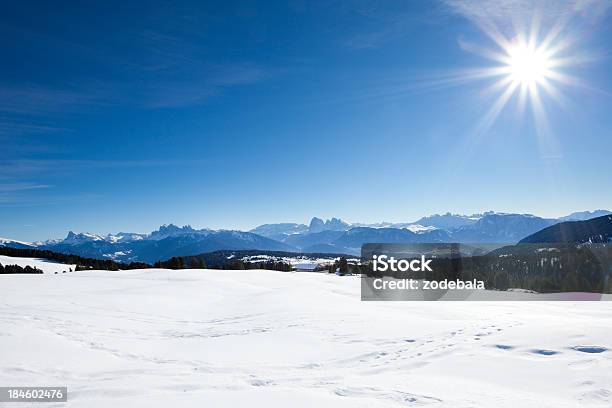 Foto de Paisagem De Neve Com Céu Azul E Sol e mais fotos de stock de Alpes europeus - Alpes europeus, Aventura, Azul