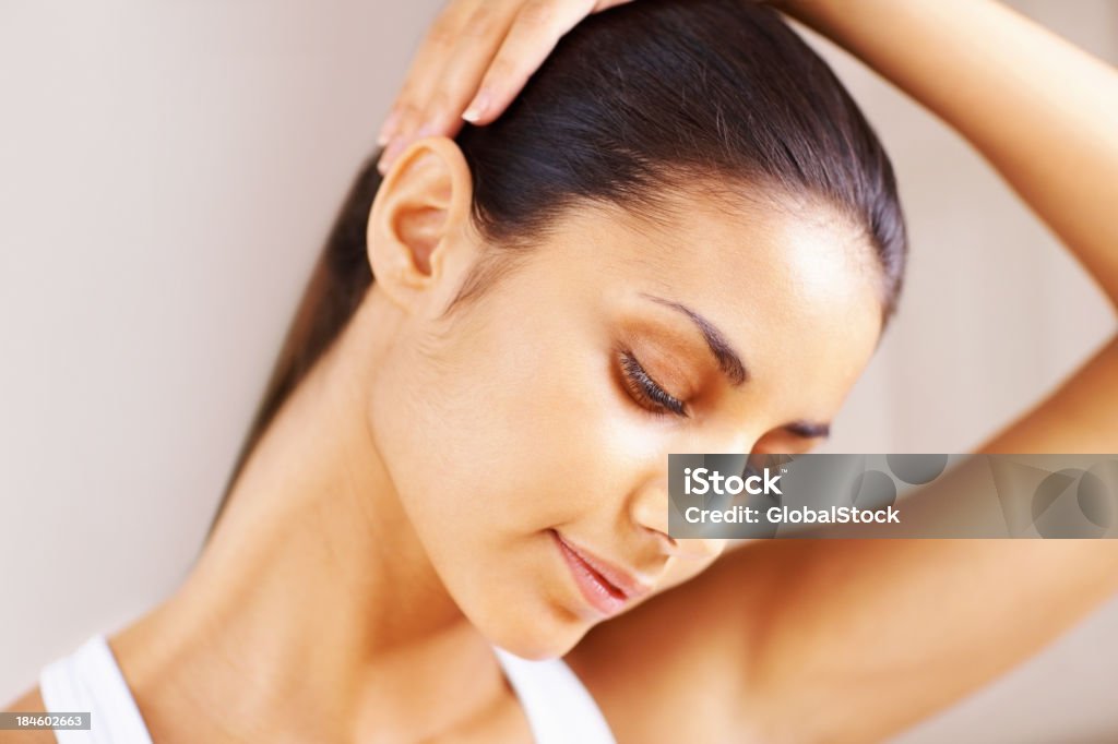 Mujer haciendo ejercicios de cuello - Foto de stock de Estirándose libre de derechos