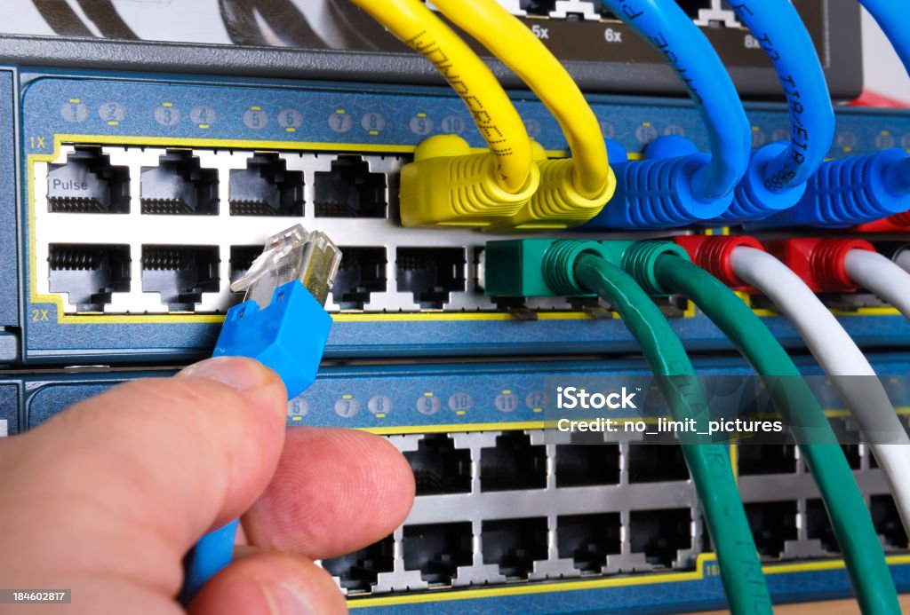 Brancher Câble réseau - Photo de Centre de traitement de données libre de droits