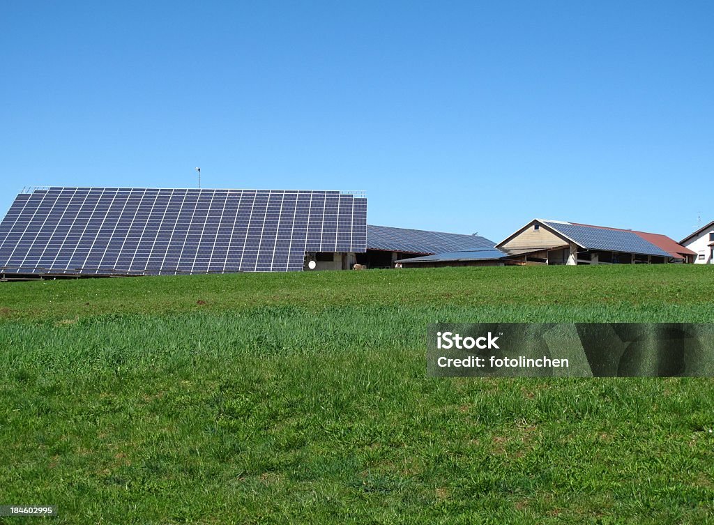 Ferme avec des panneaux solaires - Photo de Agriculture libre de droits