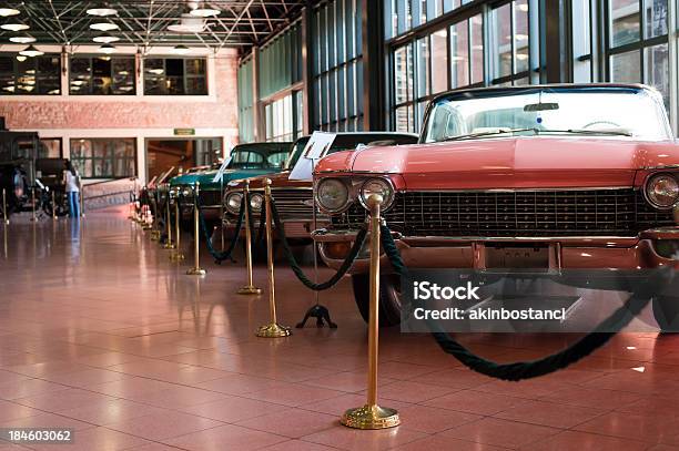 古い車 - 自動車ショールームのストックフォトや画像を多数ご用意 - 自動車ショールーム, クラシックカー, コレクターズカー