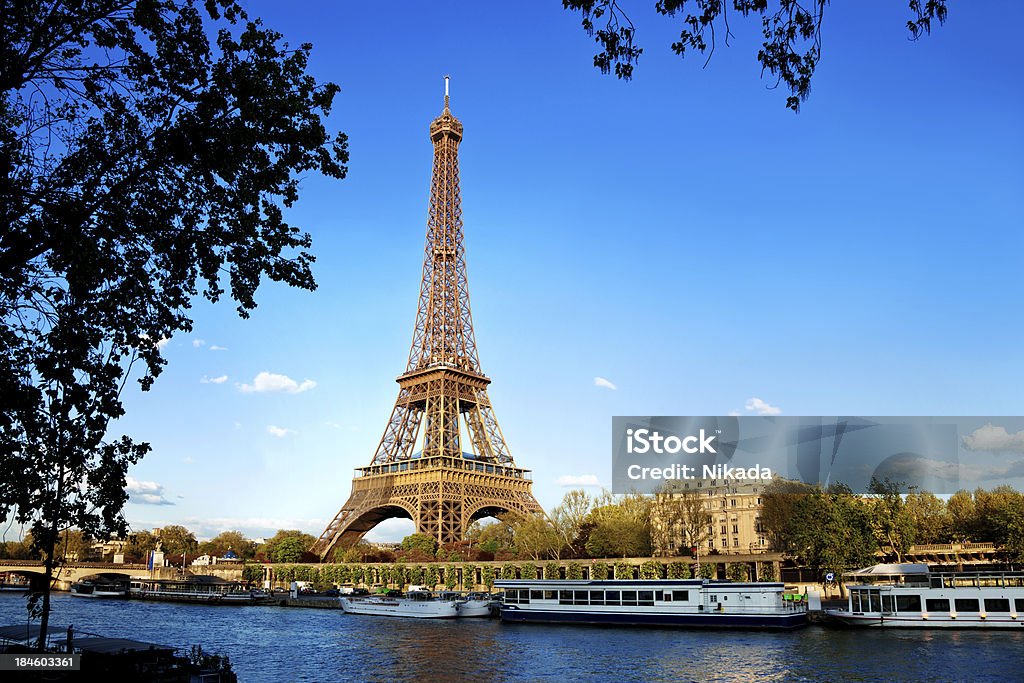 Torre Eiffel, em Paris, França - Foto de stock de Alto - Descrição Geral royalty-free