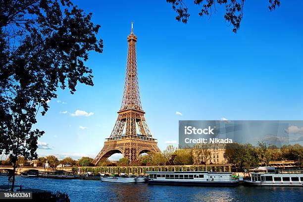 Foto de Torre Eiffel Em Paris França e mais fotos de stock de Alto - Descrição Geral - Alto - Descrição Geral, Arquitetura, Azul