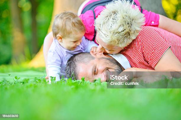 Diversión En El Parque Foto de stock y más banco de imágenes de Adulto - Adulto, Adulto joven, Aire libre