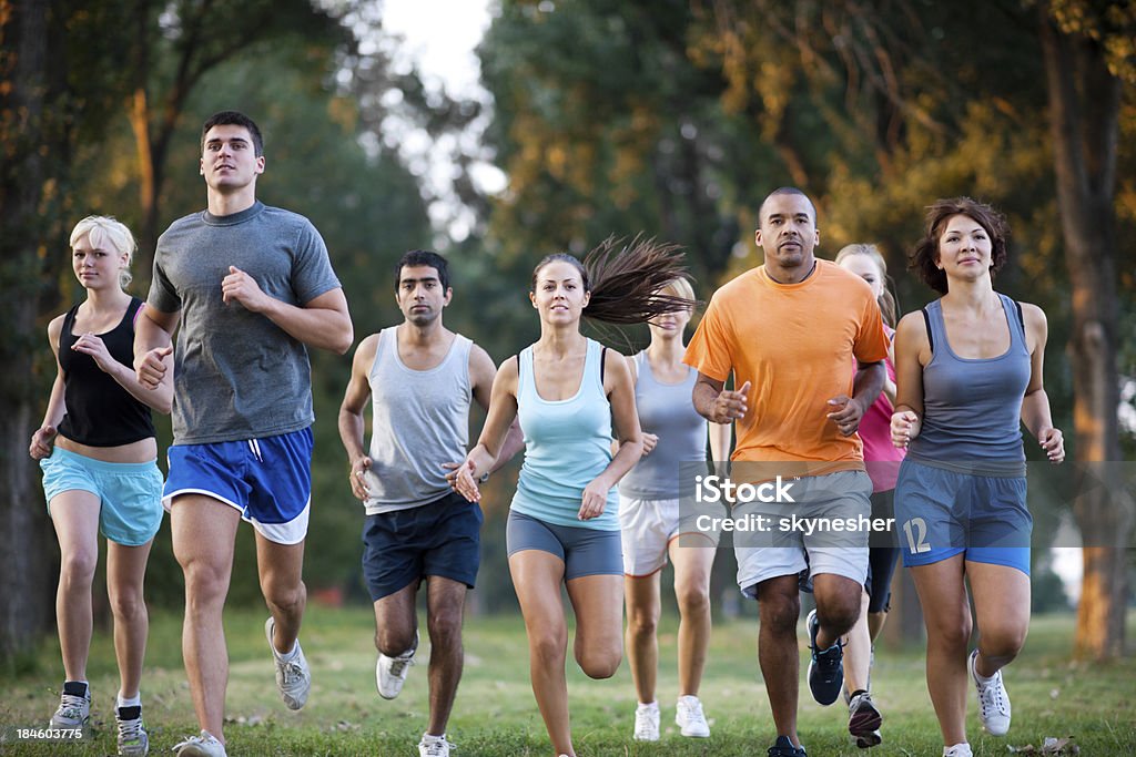 Grupo de corredores en un país de raza cruzada - Foto de stock de Correr libre de derechos