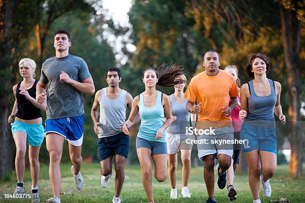 Grupo De Corredores En Un País De Raza Cruzada Foto de stock y más banco de imágenes de Correr - Correr, Grupo de personas, Pruebas en pista