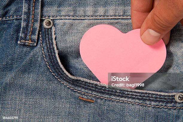 Cuore Nella Tasca Di Jeans - Fotografie stock e altre immagini di Abbigliamento casual - Abbigliamento casual, Adulto, Amicizia