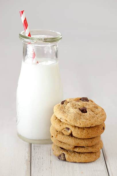 galletas con pedacitos de chocolate y la leche - milk milk bottle drinking straw cookie fotografías e imágenes de stock