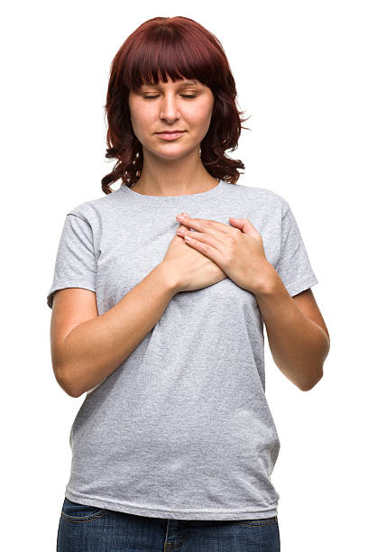 jovem mulher com as mãos em forma de coração - hand on heart - fotografias e filmes do acervo