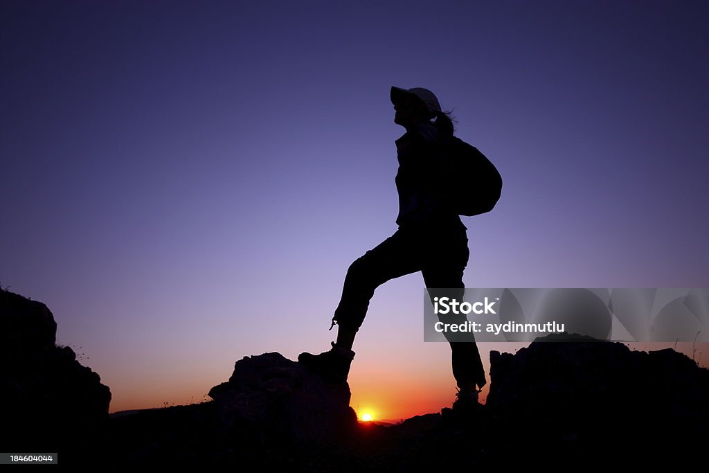 Alcanzar el pico de la montaña - Foto de stock de Escalada libre de derechos