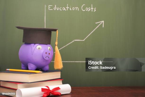 Расходы На Образование — стоковые фотографии и другие картинки Кредит на обучение - Кредит на обучение, Двигаться вверх, Инфляция