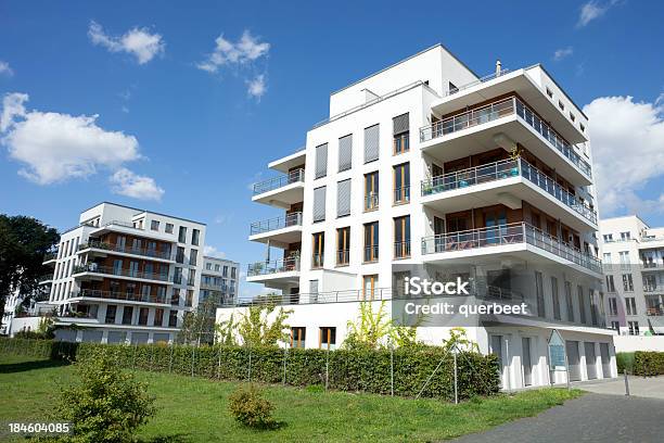 Neue Apartments Stockfoto und mehr Bilder von Wohngebäude-Innenansicht - Wohngebäude-Innenansicht, Block - Form, Außenaufnahme von Gebäuden