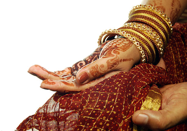 henné (mehandi) et bracelets-indien main de la mariée - wedding indian culture pakistan henna tattoo photos et images de collection