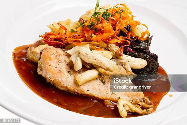 Petto Di Pollo Con Funghi Ostrica E Polenta - Fotografie stock e altre immagini di Alimentazione sana - Alimentazione sana, Barbecue - Cibo, Calore - Concetto