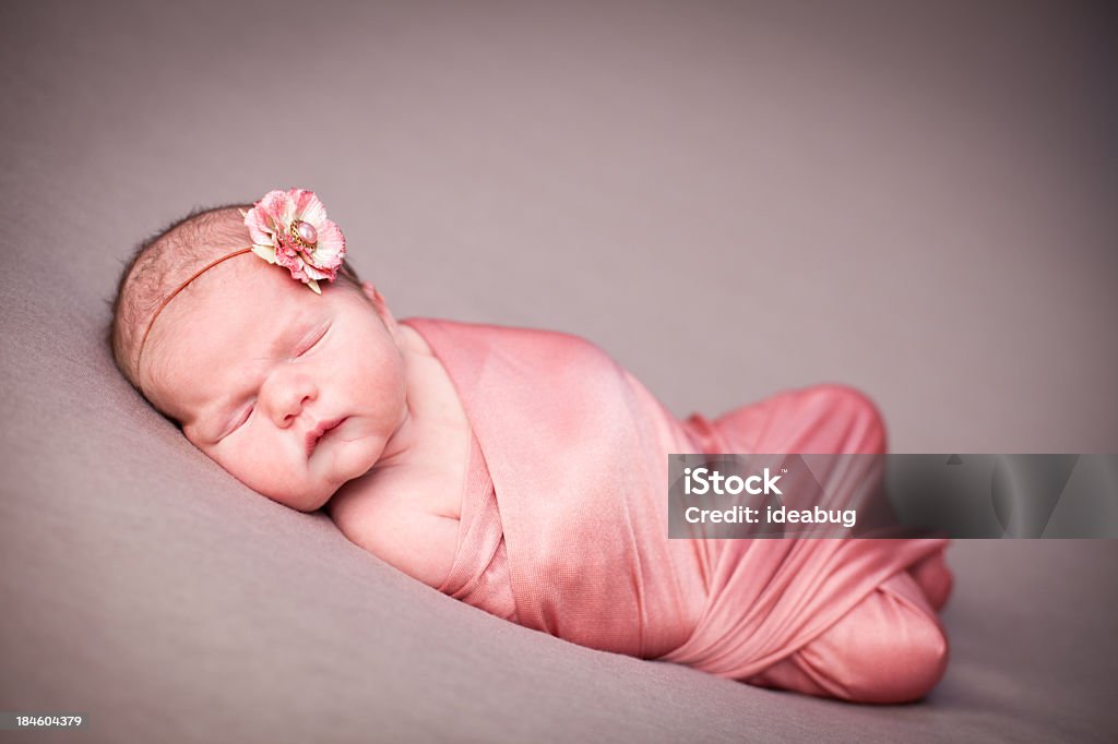 Close-Up da menina de bebê recém-nascido tranquilo Swaddled em cobertor - Foto de stock de Aconchegante royalty-free