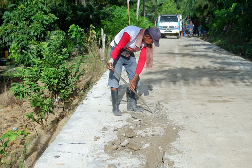 Kuaro Kalimantan Timur, Indonesia 11 November 2023. The village community was seen working together to repair the damaged road