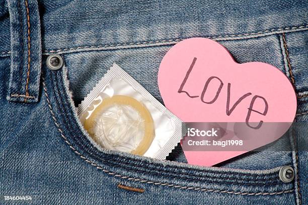 Amore E Preservativo In Tasca - Fotografie stock e altre immagini di AIDS - AIDS, Abbigliamento casual, Accudire