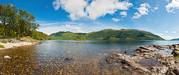 ロックロモンドの美しい山の湖沿いのパノラマに広がるスコットランド高地 - loch lomond loch ben lomond scotland ストックフォトと画像