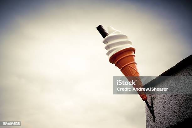 Cono Gelato - Fotografie stock e altre immagini di Alimentazione non salutare - Alimentazione non salutare, Bianco, Cibi e bevande