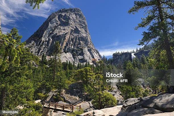 Photo libre de droit de Sentier De Randonnée Chutes Vernal Dans Le Nevada Yosemite Xxxl banque d'images et plus d'images libres de droit de Arc en ciel