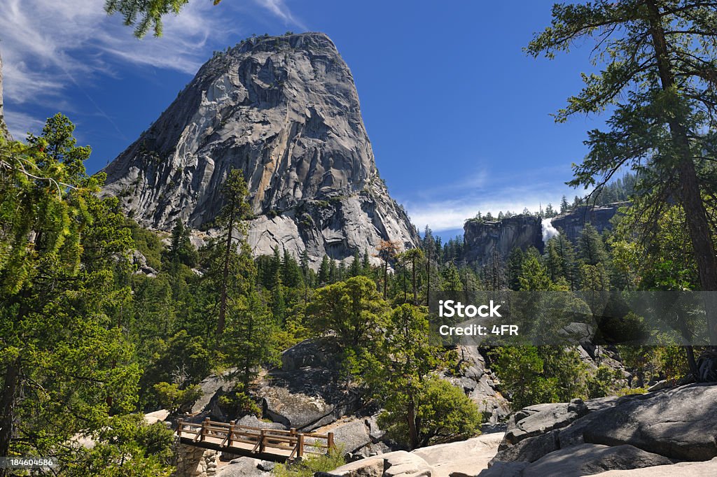 Hiking Trail и Невада Водопад Вернал, Йосемити (XXXL - Стоковые фото Без людей роялти-фри